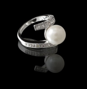 Pearl ring with diamonds