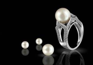 Diamond ring with a pearl