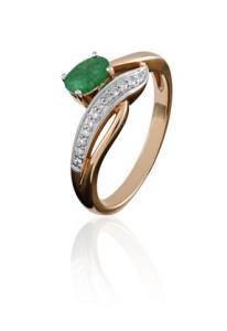 Gold ring with an emerald